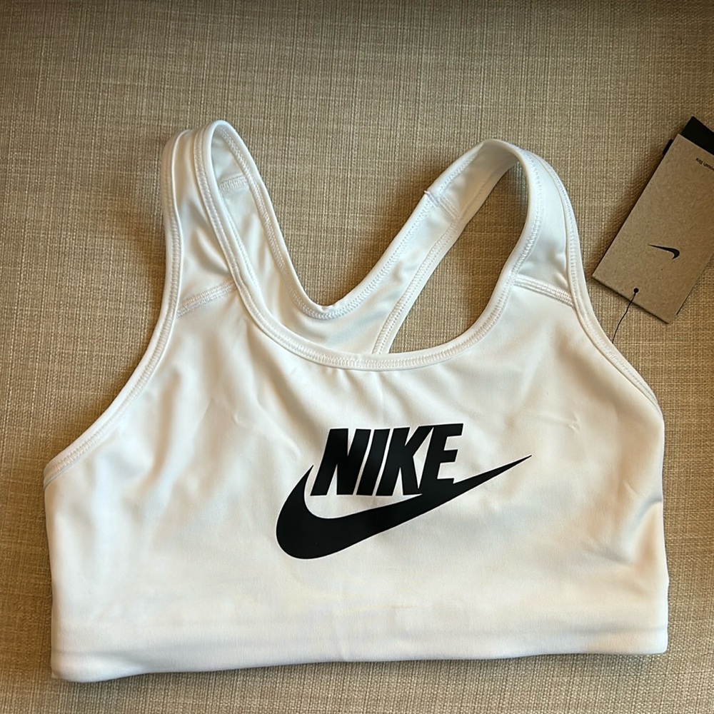Nike Women’s sports bra, never worn new with tags